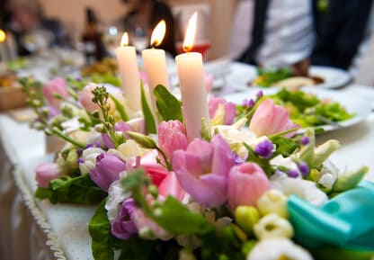 wedding-decoration-with-flowers-and-candles
